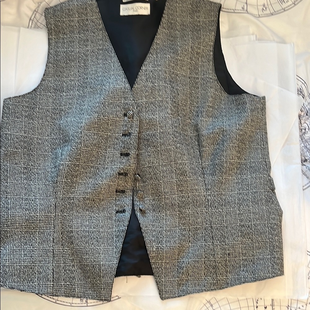 Woman’s houndstooth vest